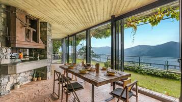 Vila Keluarga, 3 kamar tidur, balkon, tepi gunung (Villa Skyline - Pool - Lakeview -) | Tempat makan