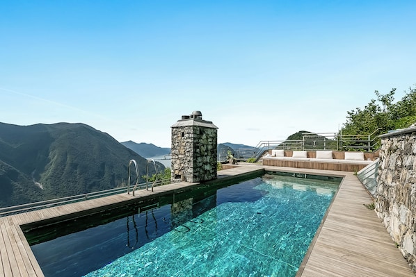 Útilaug sem er opin hluta úr ári