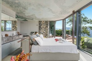 Stórt einbýlishús fyrir fjölskyldur - mörg svefnherbergi (Villa Skyline - Pool - Lakeview -) | 3 svefnherbergi, vinnuaðstaða fyrir fartölvur, straujárn/strauborð