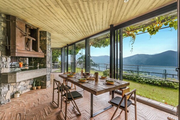 วิลล่าสำหรับครอบครัว, หลายห้องนอน, ติดภูเขา (Villa Skyline - Pool - Lakeview -) | ร้านอาหาร
