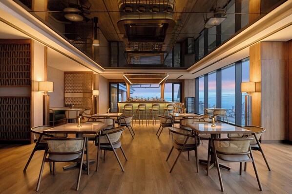 2 bars/lounges, poolside bar - Courtyard by Marriott Danang Han River (Da Nang)