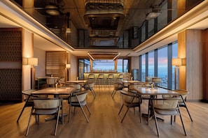 2 Bars/Lounges, Poolbar