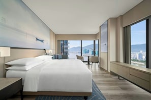 Premium bedding, memory-foam beds, minibar, desk - Courtyard by Marriott Danang Han River (Da Nang)
