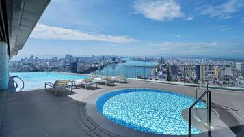 Una piscina cubierta, una piscina al aire libre
