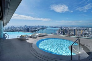 Indoor pool, outdoor pool - Courtyard by Marriott Danang Han River (Da Nang)