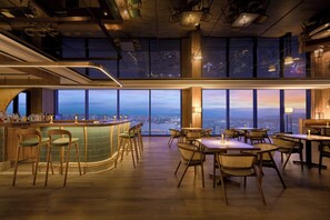 2 か所のバー / ラウンジ、プールサイドバー