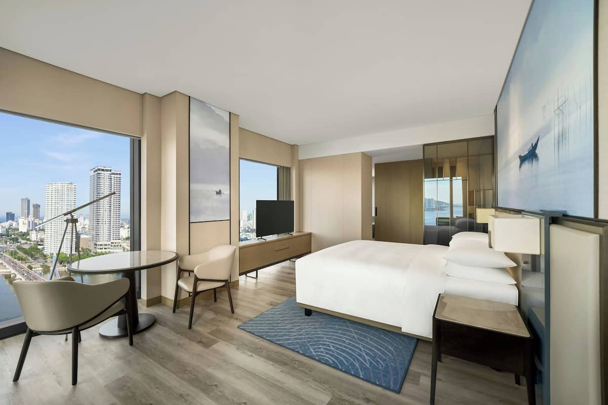 Executive kamer, 1 kingsize bed, roken, uitzicht op rivier | Luxe beddengoed, bedden met traagschuimmatrassen, een minibar