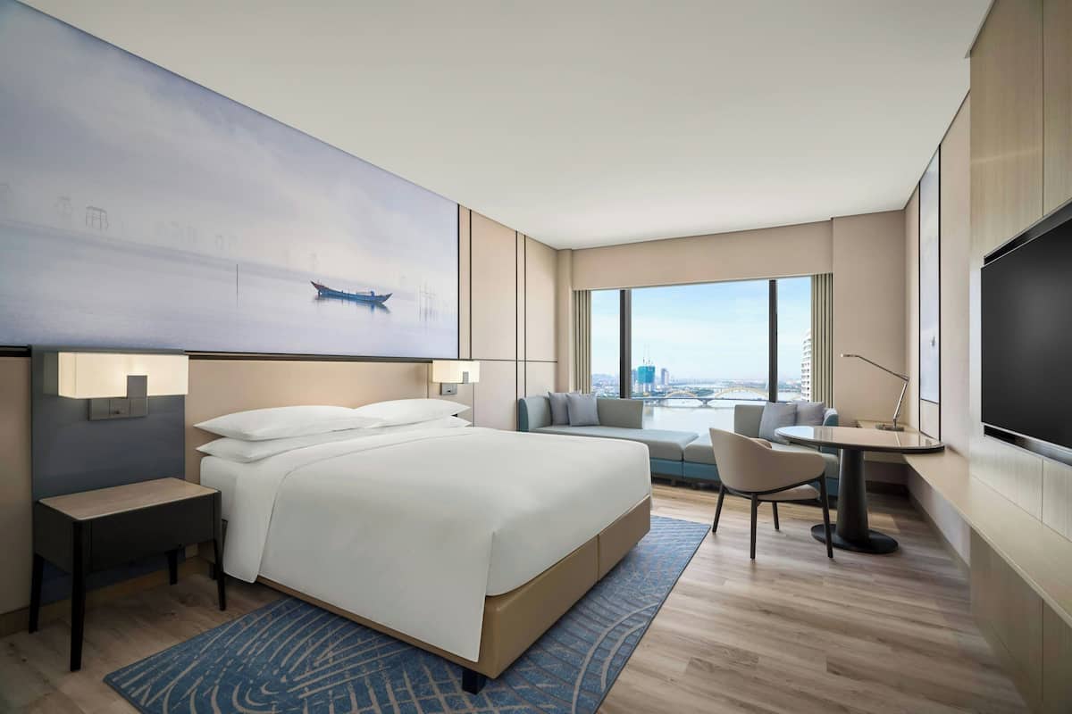 Deluxe Room, 1 King Bed, Non Smoking, River View | Premium bedding, minibar, desk, laptop workspace