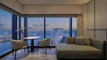 行政客房, 1 张特大床, 河景 | 高档床上用品、记忆海绵床垫、迷你吧、办公桌