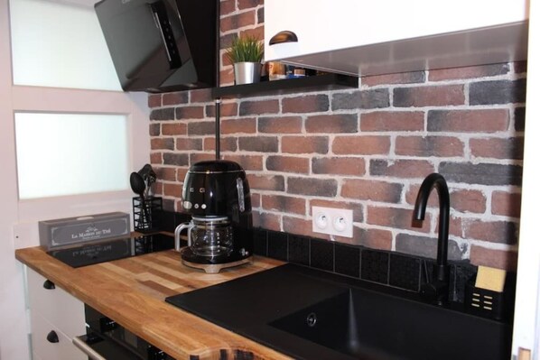 Geladeira, micro-ondas, fogão, cooktop