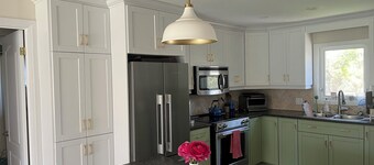 Darling Bungalow in the heart of quaint Inglewood, On. 15 minutes from Osprey!