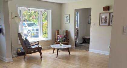 Darling Bungalow in the heart of quaint Inglewood, On. 15 minutes from Osprey!