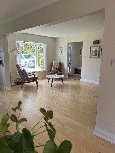 Darling Bungalow in the heart of quaint Inglewood, On. 15 minutes from Osprey!