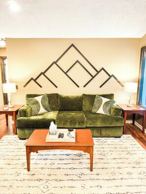 智能電視、壁爐、書籍