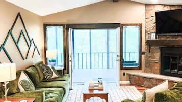 Smart TV, chimenea y libros