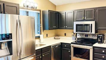 Refrigerador, microondas, horno y parrilla de estufa