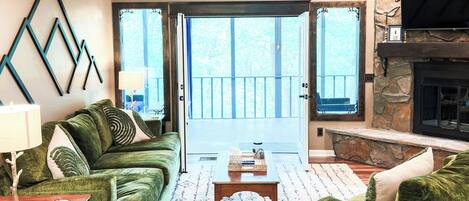 Smart-TV, Kamin, Bücher