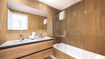 Bathtub dan shower terpisah, handuk, sabun, dan tisu toilet