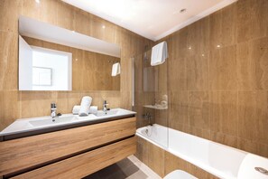 Badewanne und Dusche (separat), Handtücher, Seife, Toilettenpapier
