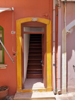 A staircase leading to a door with a number 47 sign above it. - Fortezza Nest - Old Town Rethymno (Rethymno)
