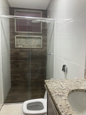 Secador de pelo, toallas, papel higiénico