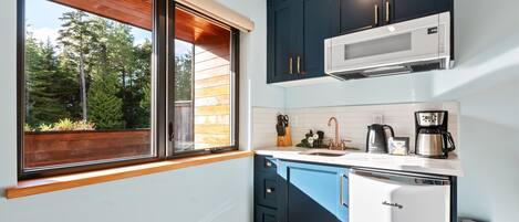 Mikrowelle, Wasserkocher mit Kaffee-/Teezubehör, Toaster