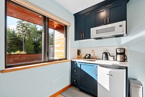 Mikrobølgeovn, kaffe-/temaskine, brødrister