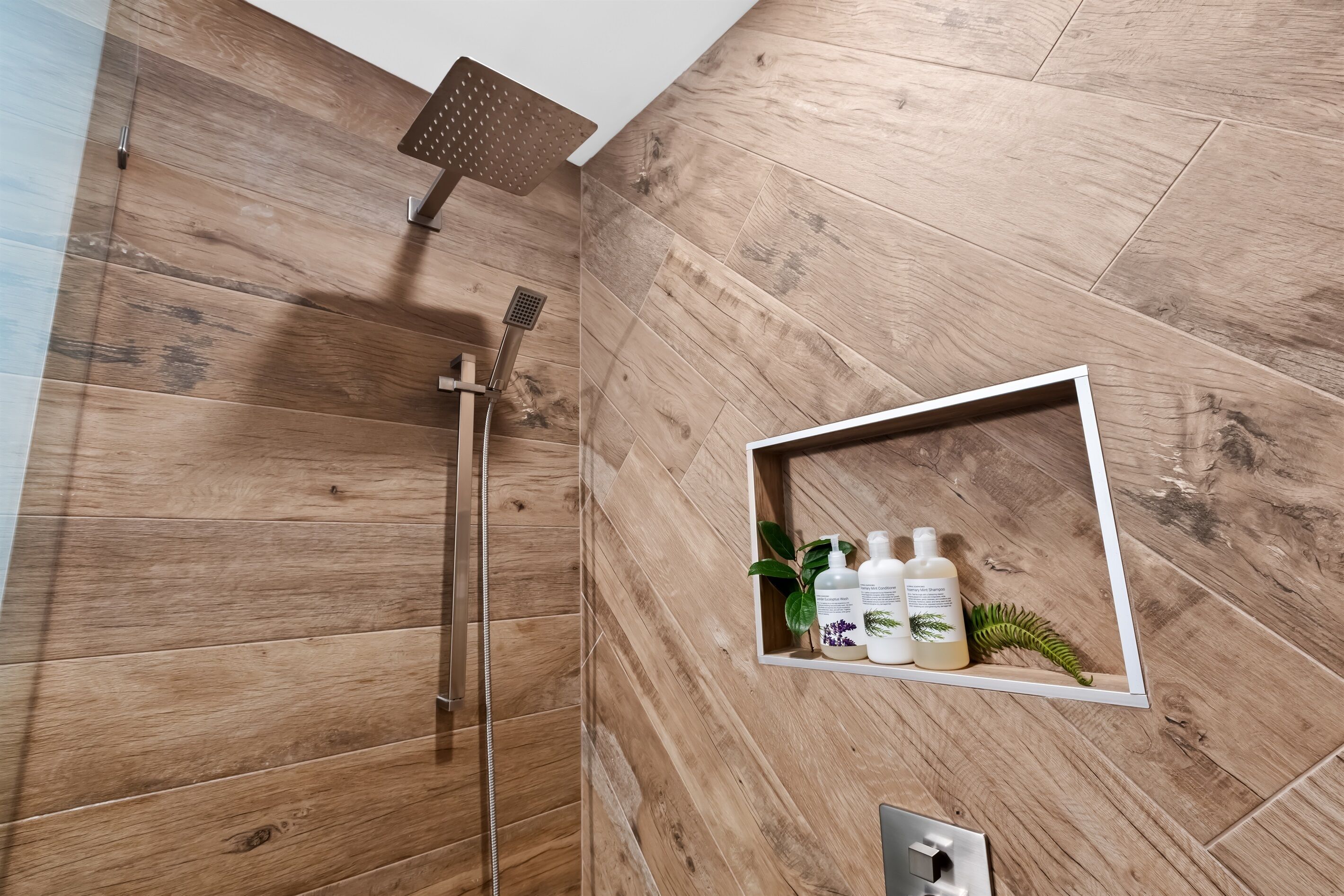 Douche, séchoir à cheveux, serviettes fournies