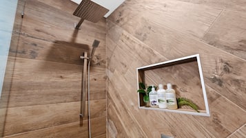 Douche, séchoir à cheveux, serviettes fournies