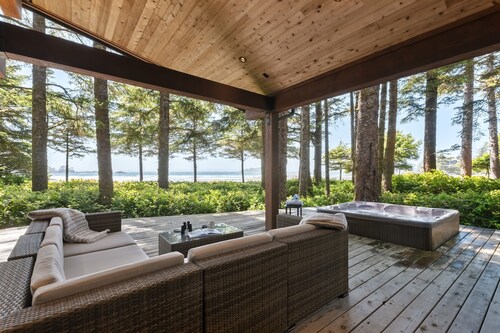 Waves End- Chesterman Beach, hot tub, views!