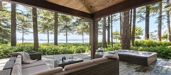 Waves End- Chesterman Beach, hot tub, views!