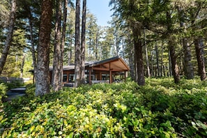 Exterior - Waves End- Chesterman Beach, hot tub, views! (Tofino)