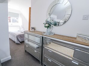 4 bedrooms, individually decorated, individually furnished, free WiFi - 67 Pendre Avenue (Prestatyn)