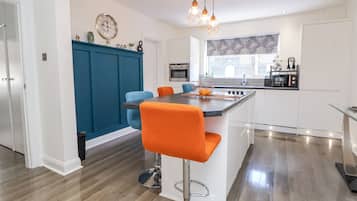 Dishwasher, cookware/dishes/utensils