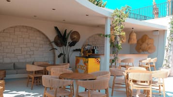 Swim-up bar