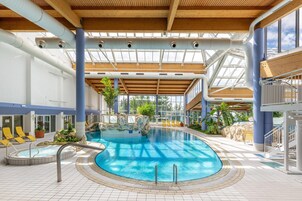 Una piscina techada, una piscina al aire libre