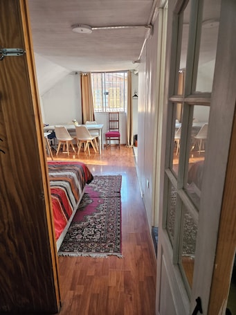 2 bedrooms, iron/ironing board, WiFi, bed sheets. Apartment steps from Mall Arauco Maipú, Parking, wi fi.
