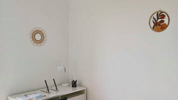 3 camere, una scrivania, ferro/asse da stiro, culla da viaggio