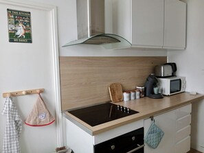 Geladeira, micro-ondas, fogão, cooktop