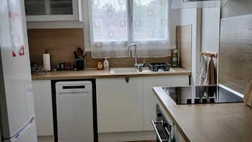 Een koelkast, een microgolfoven, een oven, een kookplaat