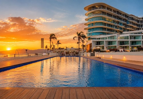 Wake Up to the Pacific | Stylish Escape