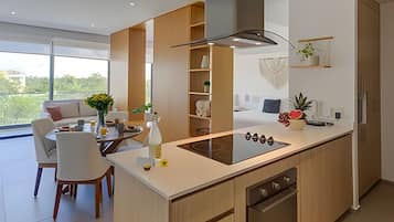 KĂŒhlschrank, Mikrowelle, Wasserkocher mit Kaffee-/Teezubehör