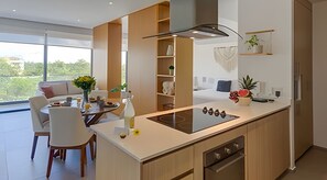 Kjøleskap, mikrobølgeovn, kaffetrakter/tekoker og kjøkkenutstyr