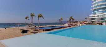 Aria Ocean: Ocean View, Private Beach & Pool