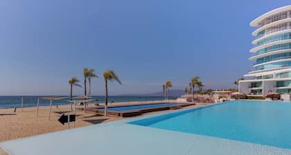 Aria Ocean: Ocean View, Private Beach & Pool