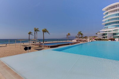 Aria Ocean: Ocean View, Private Beach & Pool