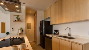 Cafeteira/chaleira, geladeira, micro-ondas, cooktop