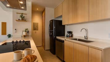 Coffee/tea maker, fridge, microwave, stovetop