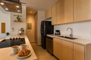 Cafetera/tetera, refrigerador, microondas, placa de cocina