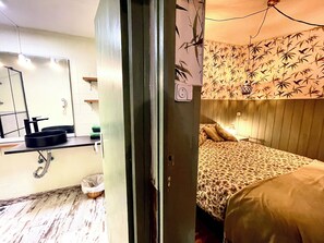 Quarto casal básico | Banheiro | Chuveiro, produtos de toalete grátis, secador de cabelo